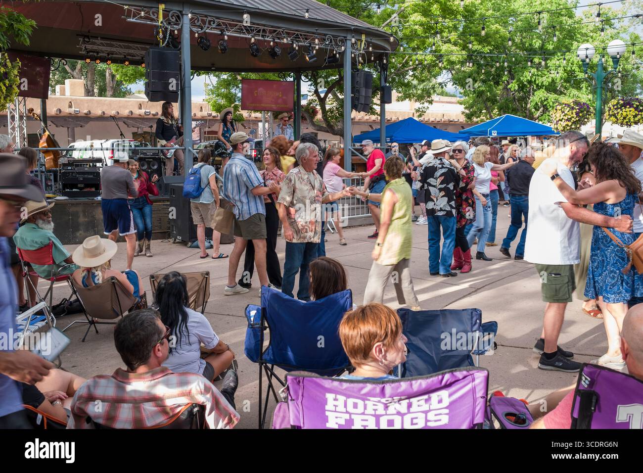 Männer und Frauen tanzen zu Live-Musik im Santa Fe Bandstand, Santa Fe Plaza, Santa Fe, New Mexico, USA Stockfoto
