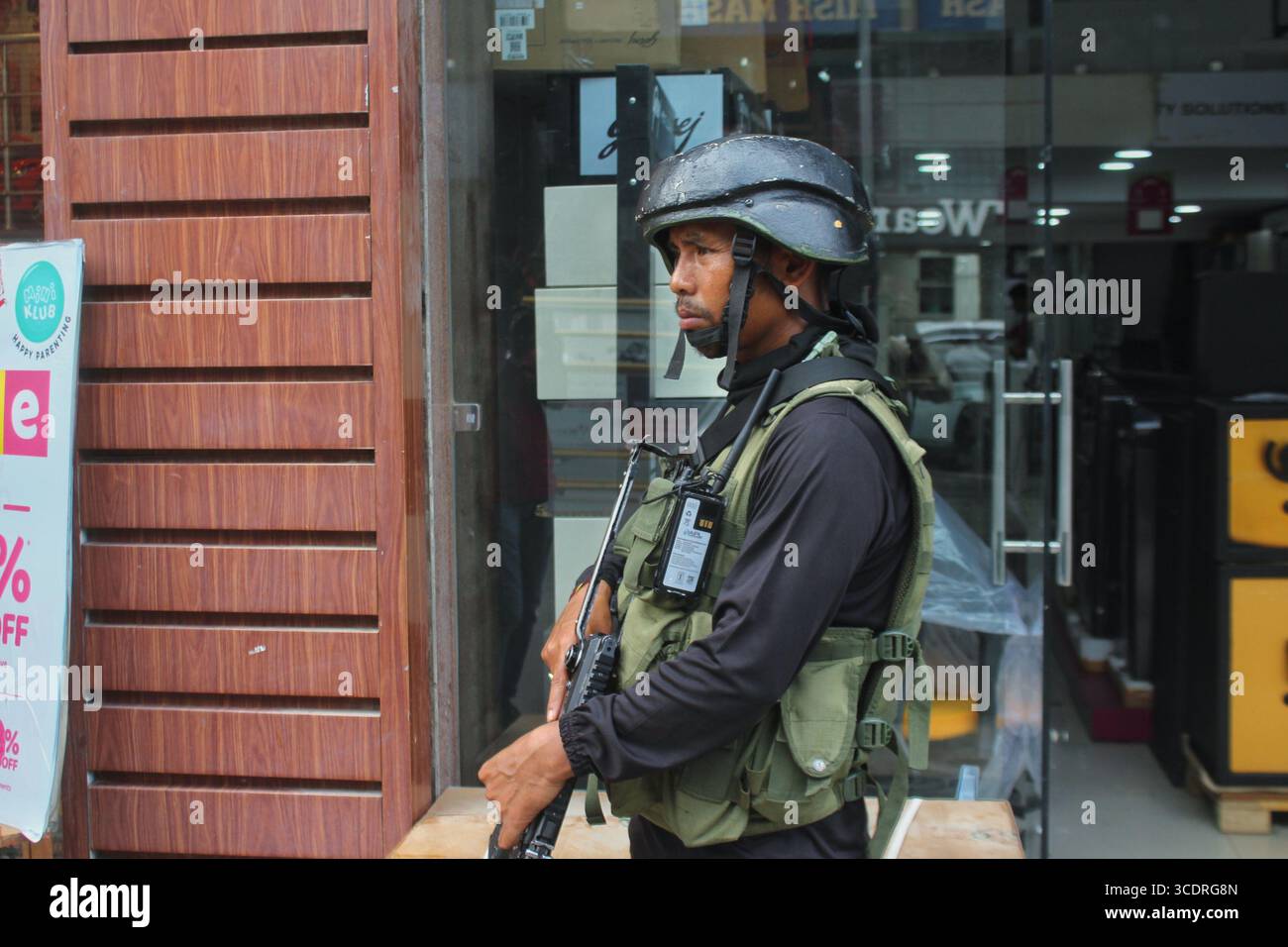 Indisches Sicherheitspersonal wacht über die Sicherheitsmaßnahmen in Srinagar am 14. August 2025 vor dem Unabhängigkeitstag 2025. Stockfoto