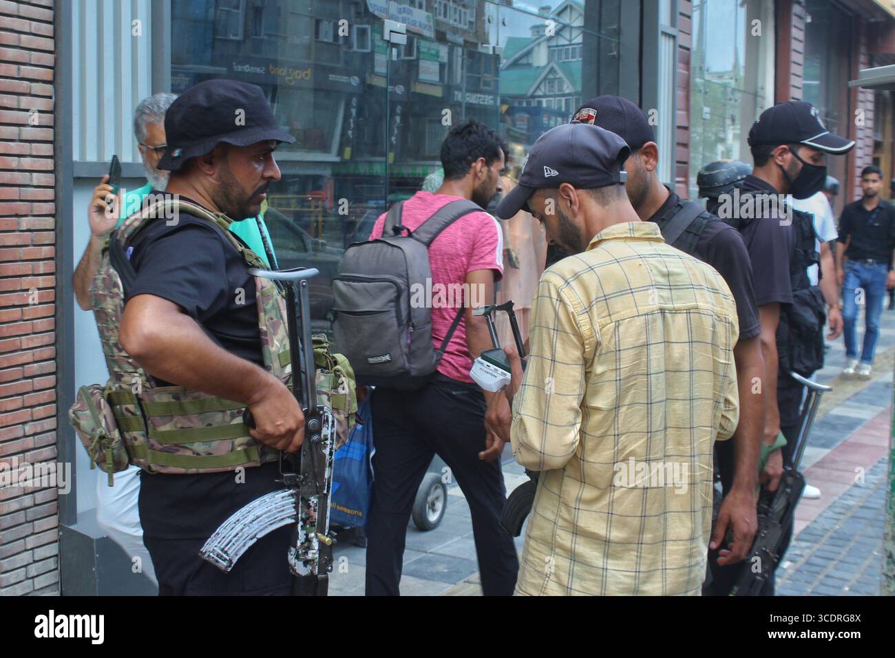 Indisches Sicherheitspersonal frisst Fußgänger während des Frittierens in Srinagar am 14. August 2025 vor dem Unabhängigkeitstag 2025. Stockfoto