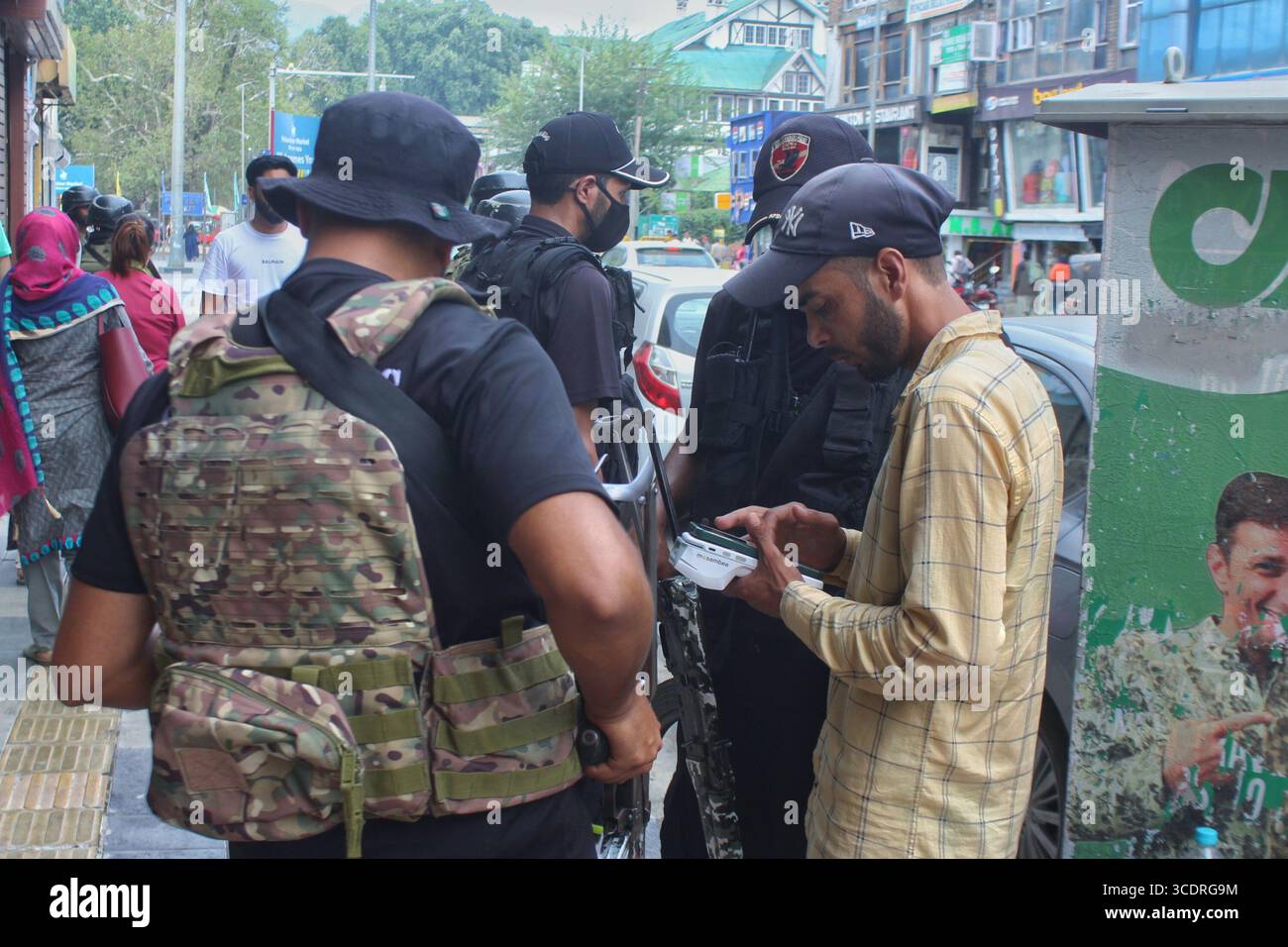 Indisches Sicherheitspersonal frisst Fußgänger während des Frittierens in Srinagar am 14. August 2025 vor dem Unabhängigkeitstag 2025. Stockfoto