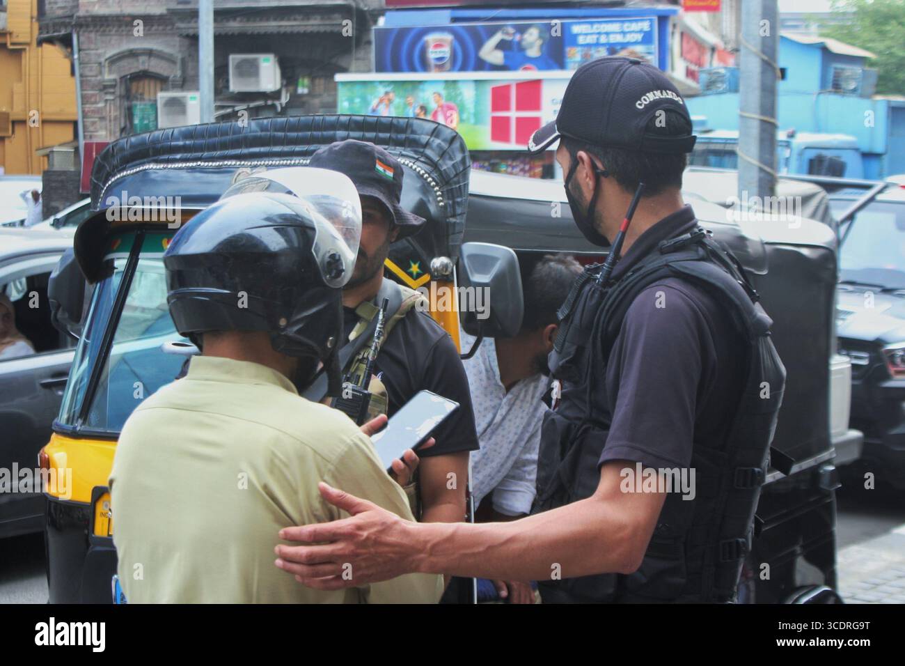 Indisches Sicherheitspersonal frisst Fußgänger während des Frittierens in Srinagar am 14. August 2025 vor dem Unabhängigkeitstag 2025. Stockfoto