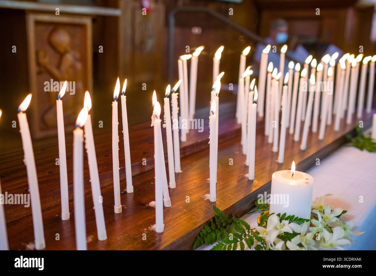 Beleuchtete Kerzen auf dem Tisch zum Gedenken an die Toten während der Gedenkfeier in der Waiokeola UCC Congregational Church, Kahala, Honolulu, Oahu, Hawaii, USA Stockfoto