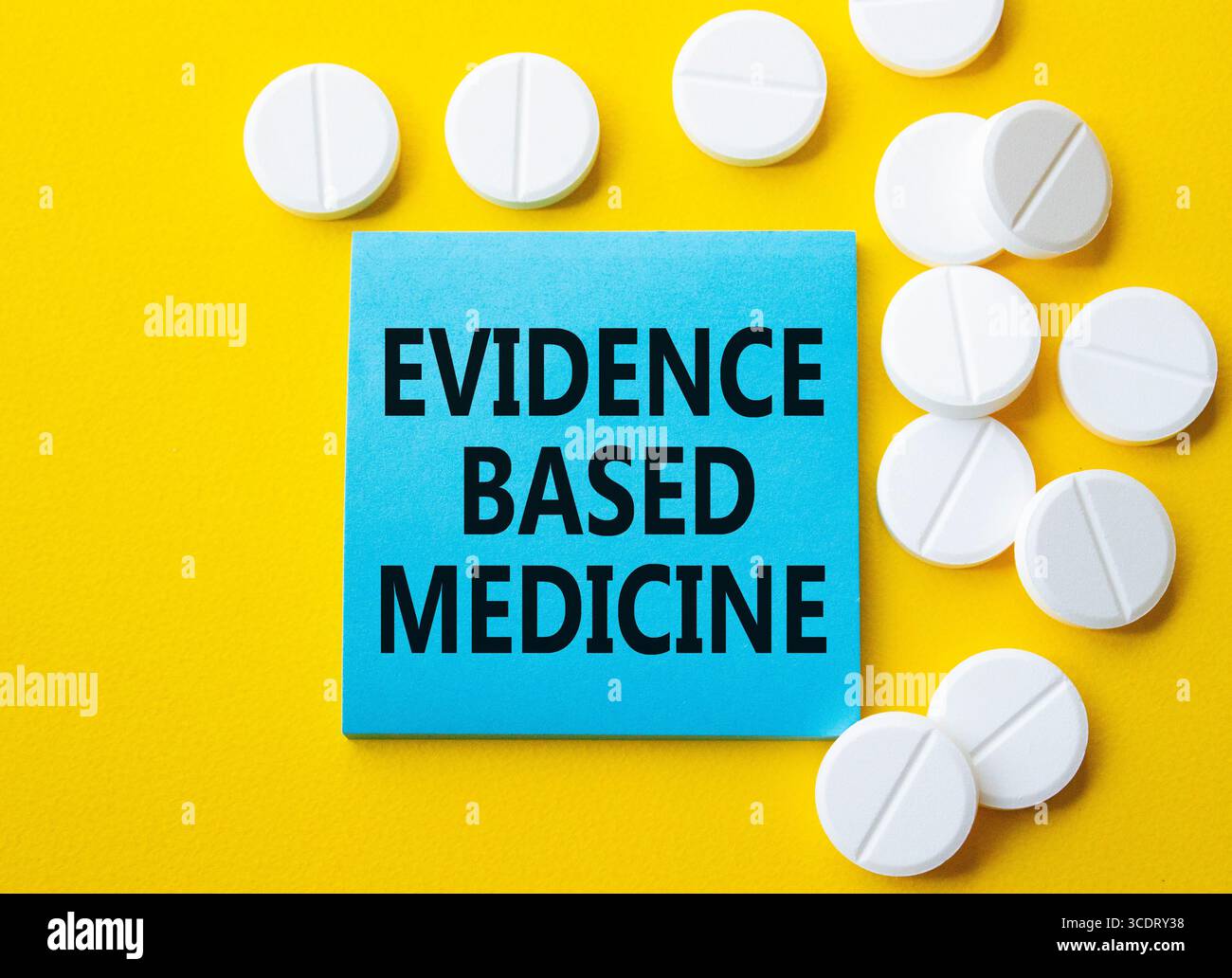 Evidence Based Medicine Symbol. Konzeptwort Evidenzbasierte Medizin auf blauer Note. Schöner gelber Hintergrund mit Pillen. Medizin und Evidenzbasiert Stockfoto