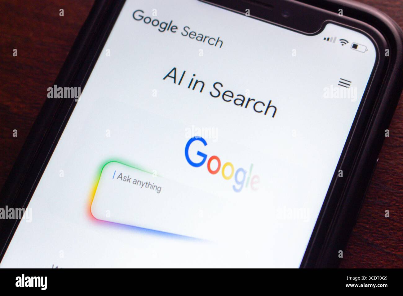 Nahaufnahme eines Smartphone-Bildschirms, der die Google-Suche mit KI-Funktionen zeigt, wobei KI-Suchtechnologien und -Funktionen hervorgehoben werden. Stockfoto