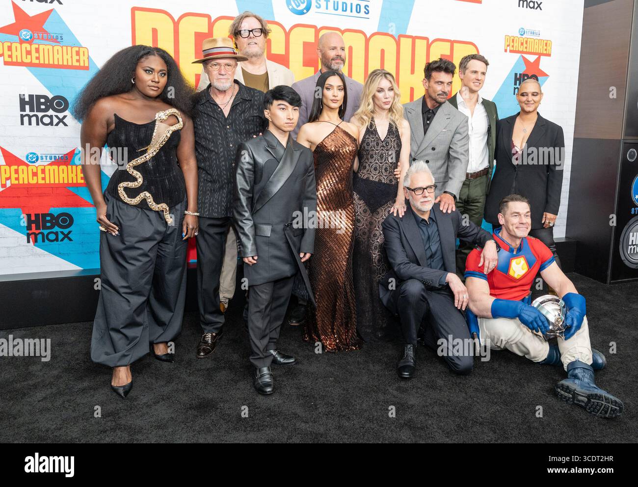 Freddie Stroma, Nhut Le, David Denman, Anissa Matlock, Steve Agee, John Cena, Danielle Brooks, James Gunn, Jennifer Holland und Sol Rodriguez besuchen am 13. August 2025 die Premiere von HBO Max Peacemaker am AMC Lincoln Square in New York. Stockfoto