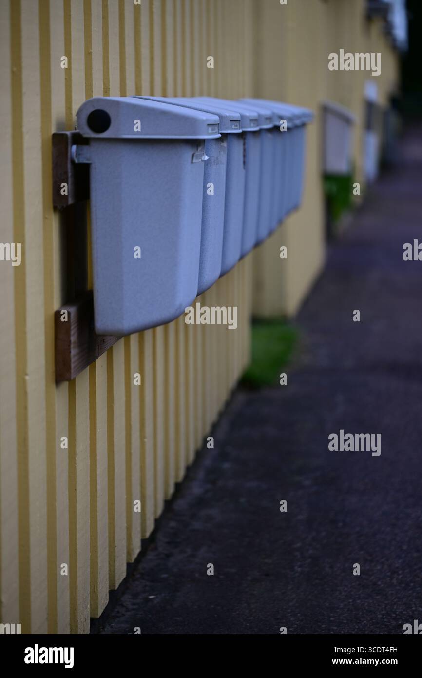 Skånes-Fagerhult, Skåne, Schweden. Juli 2025. Zeile der Postfächer. Stockfoto