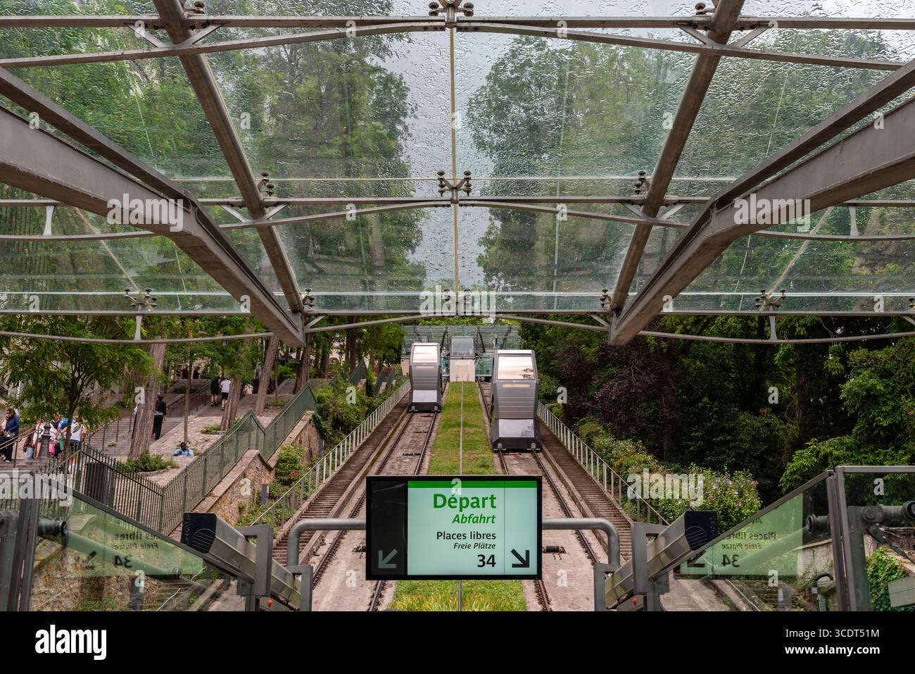 Die Montmartre-Seilbahn, ein geneigtes Verkehrssystem, das das Viertel Montmartre im 18. Arrondissement von Paris bedient Stockfoto