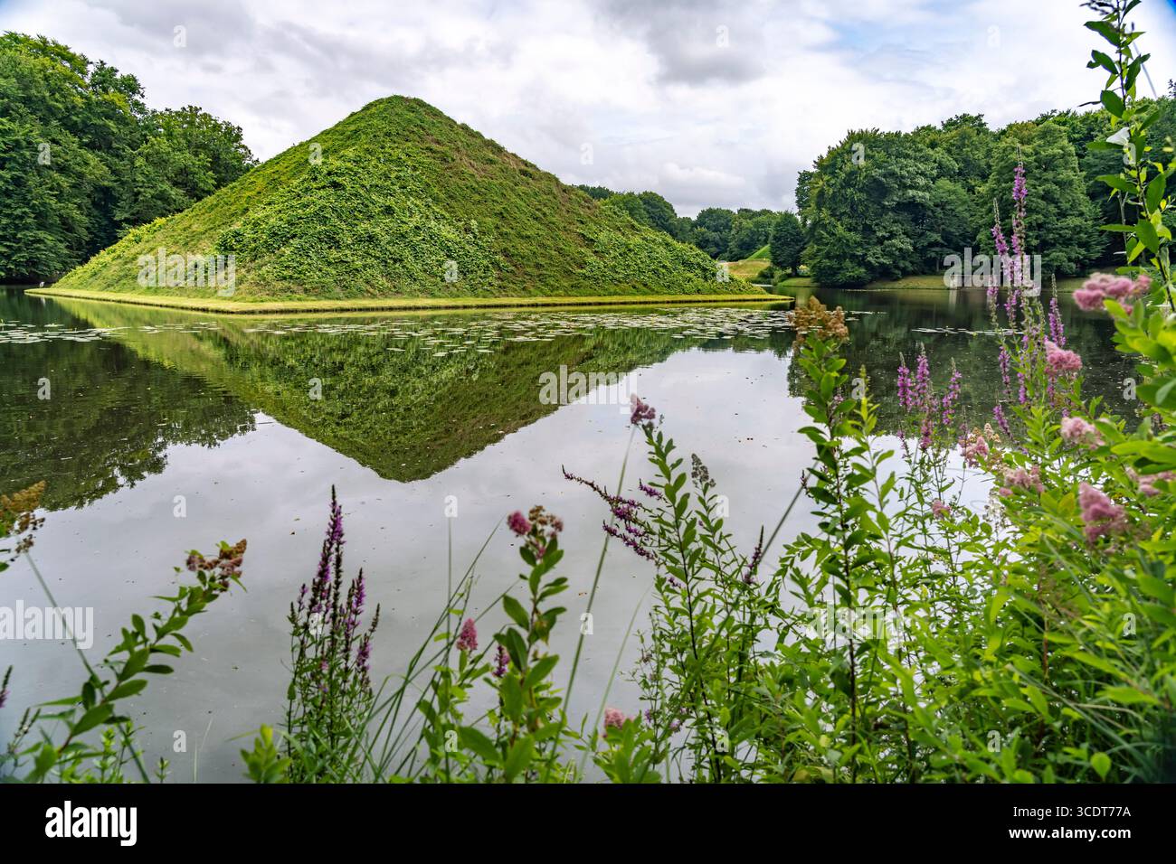 Pyramidensee mit Seepyramide im Branitzer Park, 1846 von Fürst Hermann von Pückler-Muskau angelegter Landschaftspark in Branitz, Cottbus, Landkreis Sp Stockfoto