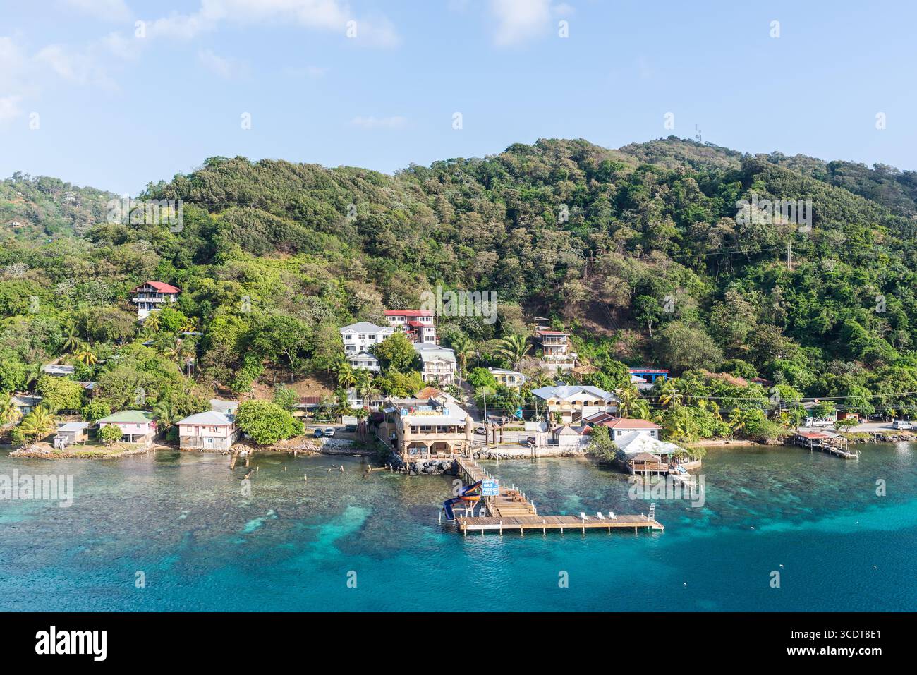 Isla de Roatan, Honduras - 16. April 2024: Blick von oben auf den Hafen und die Stadt Coxen Hole, Kreuzfahrthafen Roatan, Honduras. Stockfoto