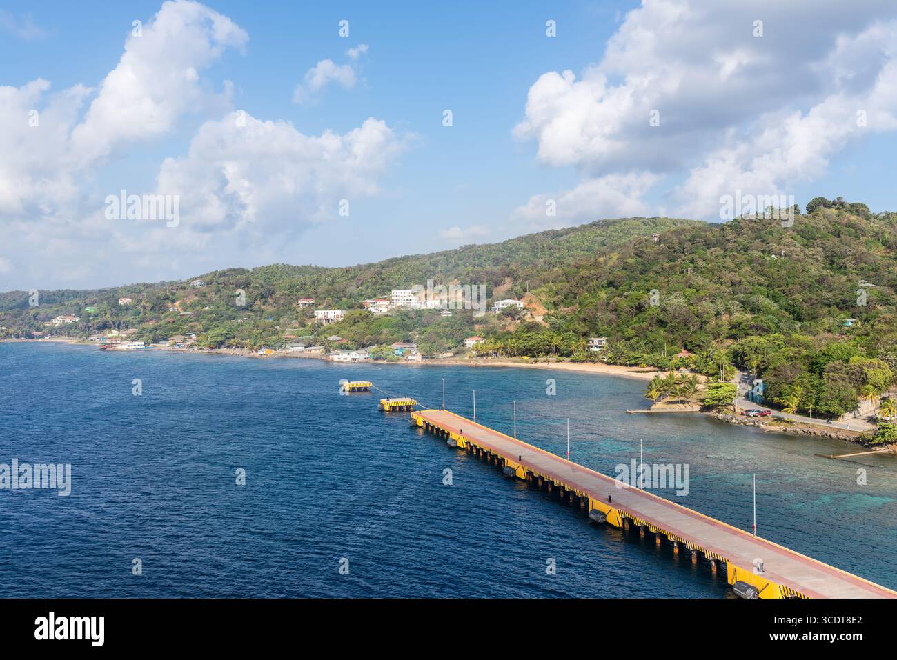 Isla de Roatan, Honduras - 16. April 2024: Blick von oben auf den Hafen und die Stadt Coxen Hole, Kreuzfahrthafen Roatan, Honduras. Stockfoto
