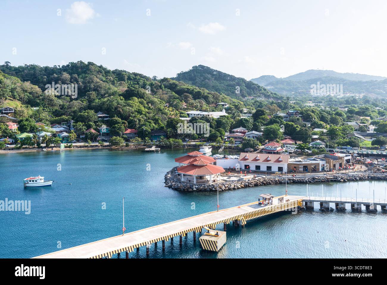Isla de Roatan, Honduras - 16. April 2024: Blick von oben auf den Hafen und das Stadtzentrum von Coxen Hole, Roatan Kreuzfahrthafen, Honduras. Stockfoto