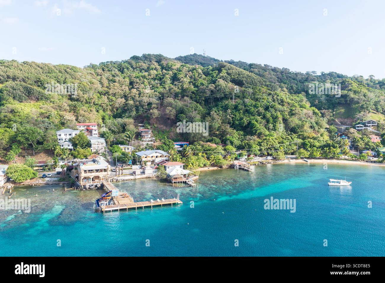 Isla de Roatan, Honduras - 16. April 2024: Blick von oben auf den Hafen und die Stadt Coxen Hole, Kreuzfahrthafen Roatan, Honduras. Stockfoto