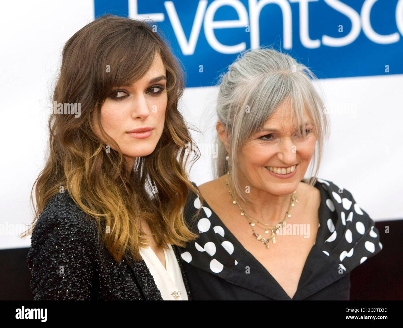 Keira Knightley und Sharman MacDonald bei der Weltpremiere von The Edge of Love auf dem Edinburgh International Film Festival in Schottland am 18. Juni 2008 Stockfoto