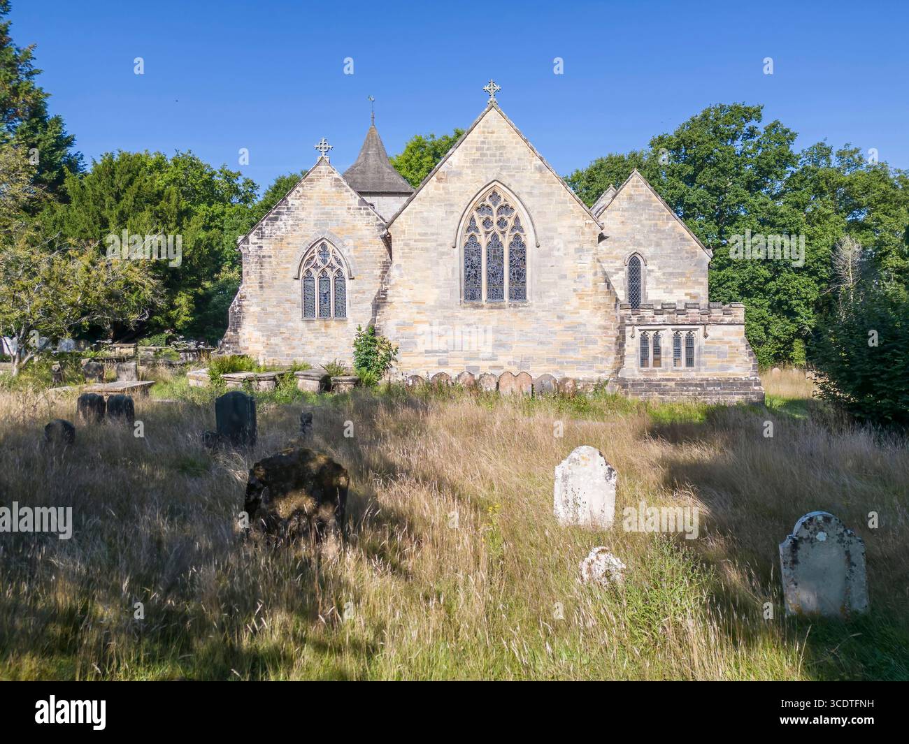 Aus der Vogelperspektive der St. marys Pfarrkirche im Balcome West sussex. Seit 1090 gibt es dort eine Kirche Stockfoto