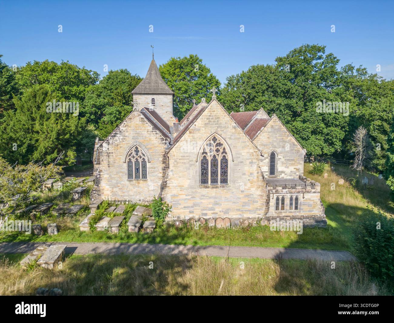 Aus der Vogelperspektive der St. marys Pfarrkirche im Balcome West sussex. Seit 1090 gibt es dort eine Kirche Stockfoto