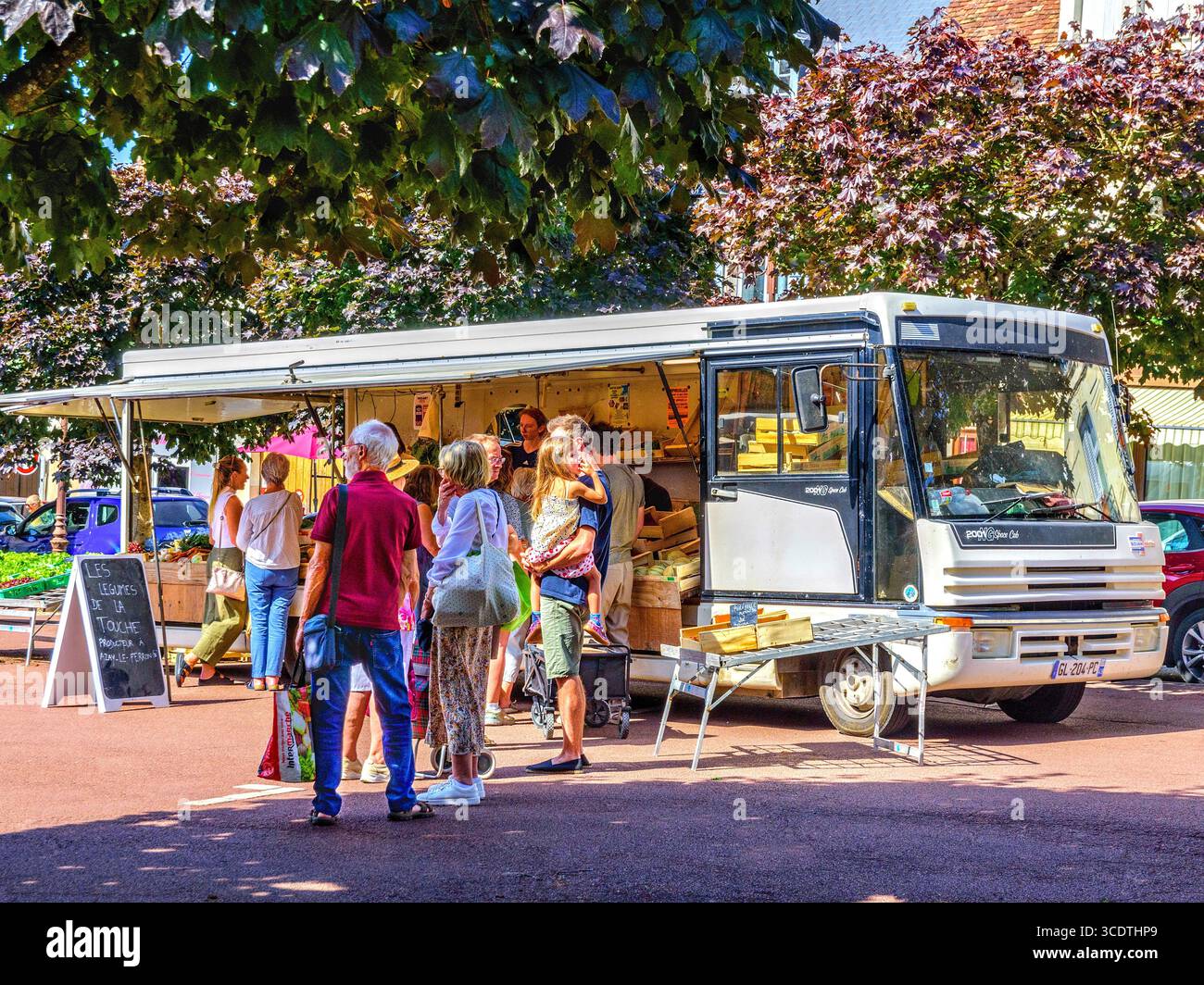 Lokal angebautes Obst und Gemüse am Markttag von Food Truck - Preuilly-sur-Claise, Indre-et-Loire (37), Frankreich. Stockfoto