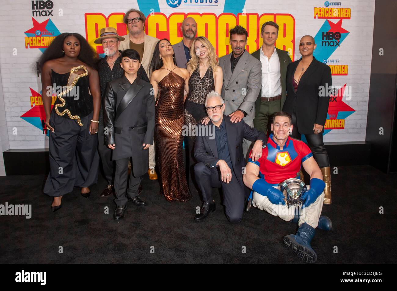 New York, Usa. August 2025. (L-R) Danielle Brooks, Michael Rooker, Nhut Le, Steve Agee, Sol Rodriguez, David Denman, Jennifer Holland, James Gunn, Frank Grillo, Freddie Stroma, John Cena und Anissa Matlock besuchen HBO's „Peacemaker“ Staffel 2 Premiere im AMC Lincoln Square Theater. Quelle: SOPA Images Limited/Alamy Live News Stockfoto