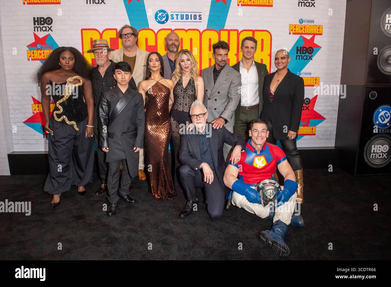 New York, Usa. August 2025. (L-R) Danielle Brooks, Michael Rooker, Nhut Le, Steve Agee, Sol Rodriguez, David Denman, Jennifer Holland, James Gunn, Frank Grillo, Freddie Stroma, John Cena und Anissa Matlock besuchen HBO's „Peacemaker“ Staffel 2 Premiere im AMC Lincoln Square Theater. (Foto: Ron Adar/SOPA Images/SIPA USA) Credit: SIPA USA/Alamy Live News Stockfoto