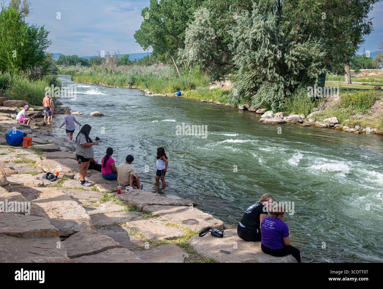 Die Sommerzeit bringt die Menschen in das kühle Wasser des Uncompahgre River in Montrose, Colorado. USA Stockfoto