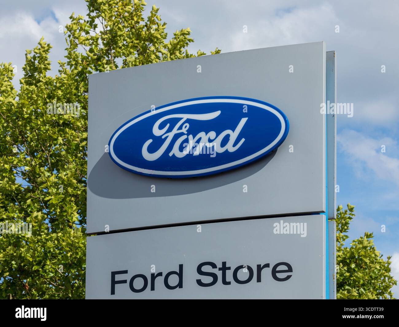 Bremen, Deutschland – 10. August 2025. Schilder auf dem Stab, die den Ford-Autohändler kennzeichnen. Stockfoto
