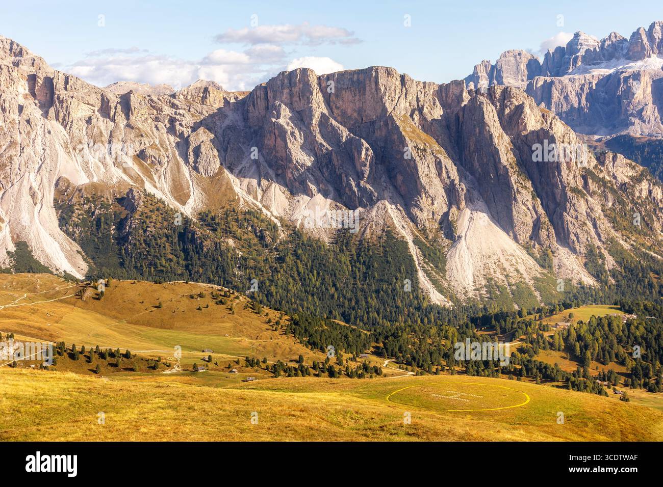 St. Ulrich, Italien Seceda Hochwinkel-Landschaft im Herbsttal mit Hubschrauberlandeplatz, Dolomiten, Gröden Stockfoto