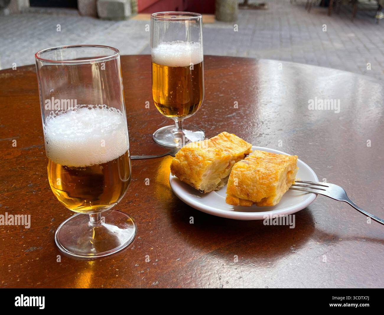 Zwei Gläser Bier mit spanischem Omelett. Spanien. - Smartphone-aufgenommenes Stockfoto
