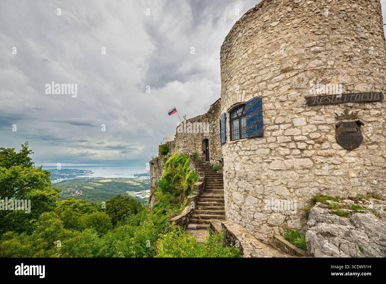 Burg Socerb in der Nähe von Črni Kal, Slowenien auf einer waldbedeckten Klippe mit Blick auf den Golf von Triest. Stockfoto