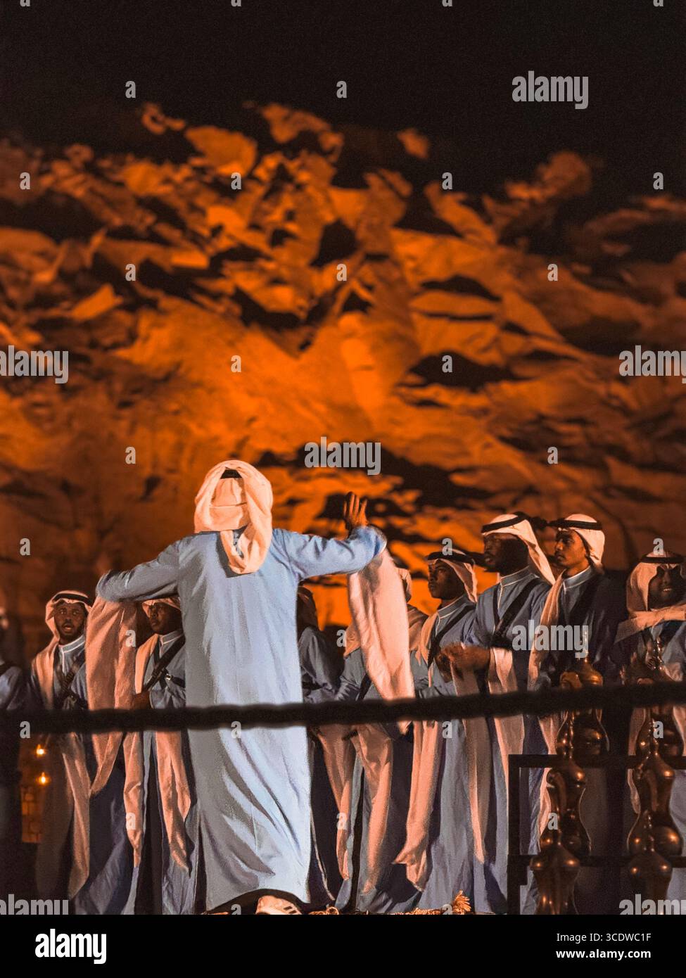 Tanzen in der Wüste - Smartphone-aufgenommenes Stockfoto