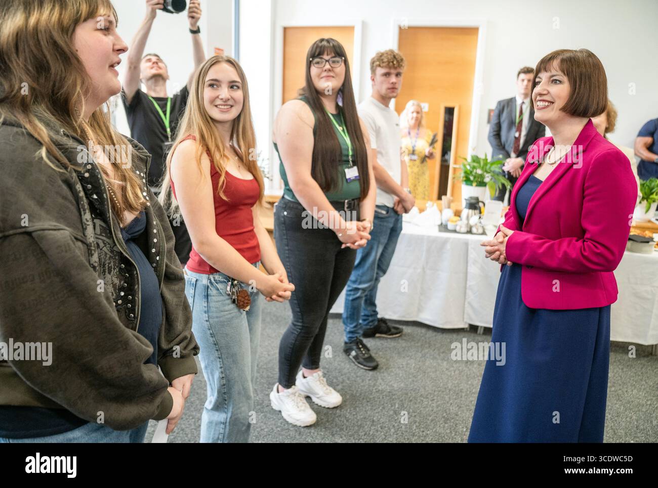 Bildungsminister Bridget Phillipson schließt sich Studenten an, die ihre A-Level-Ergebnisse am Trafford College in Altrincham erhalten. Bilddatum: Donnerstag, 14. August 2025. Stockfoto