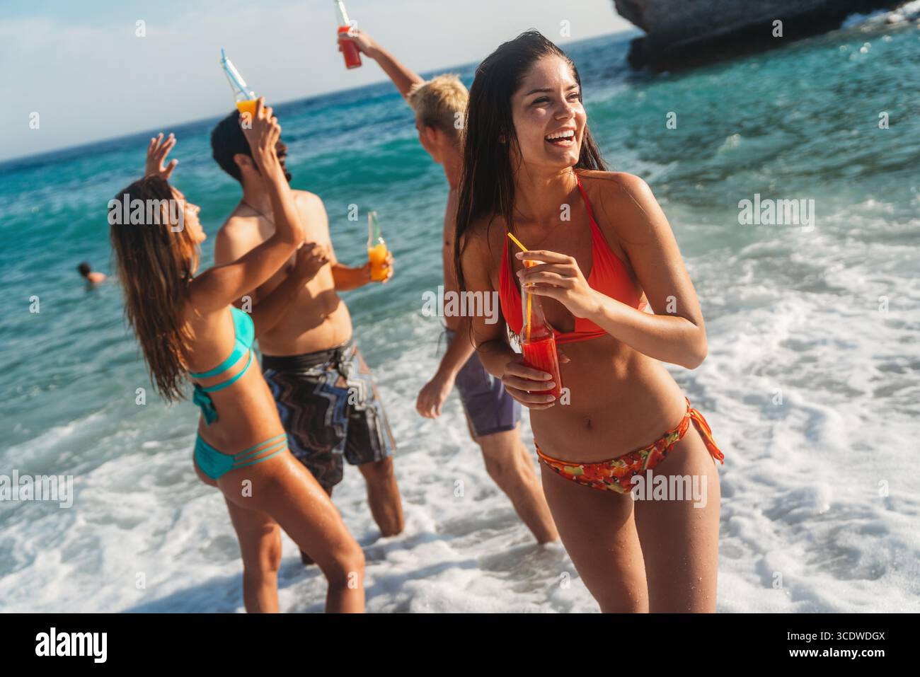 Gruppe von jungen Reisenden, die einen sicheren Strandurlaub genießen und die Freude an geschütztem Reisen hervorheben Stockfoto