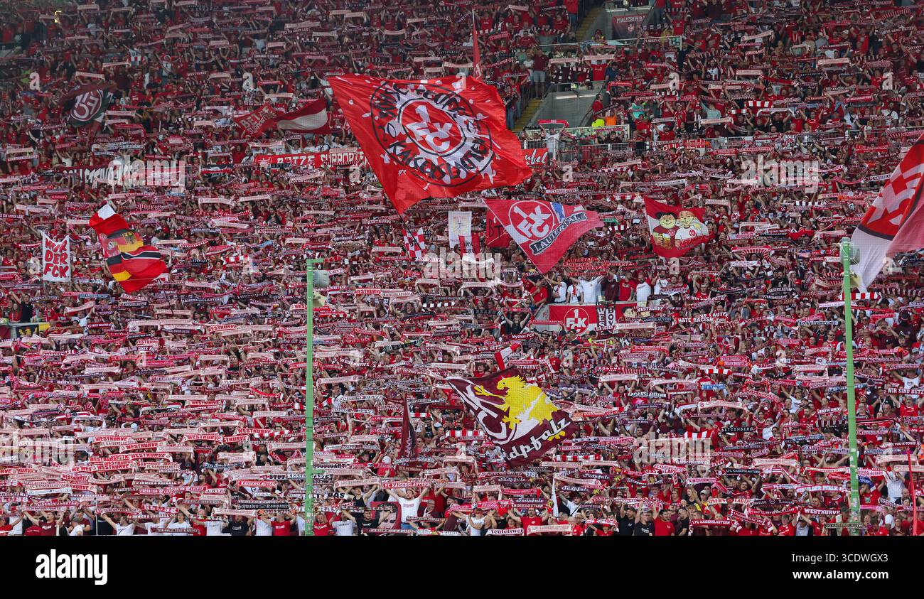 firo : 09.08.2025 Fußball, Fußball, 2. Liga, 2. Bundesliga, Saison 2025/2026, 1.FC Kaiserslautern, FCK - FC Schalke 04 1:0 Fans von 1. FC Kaiserslautern Stockfoto