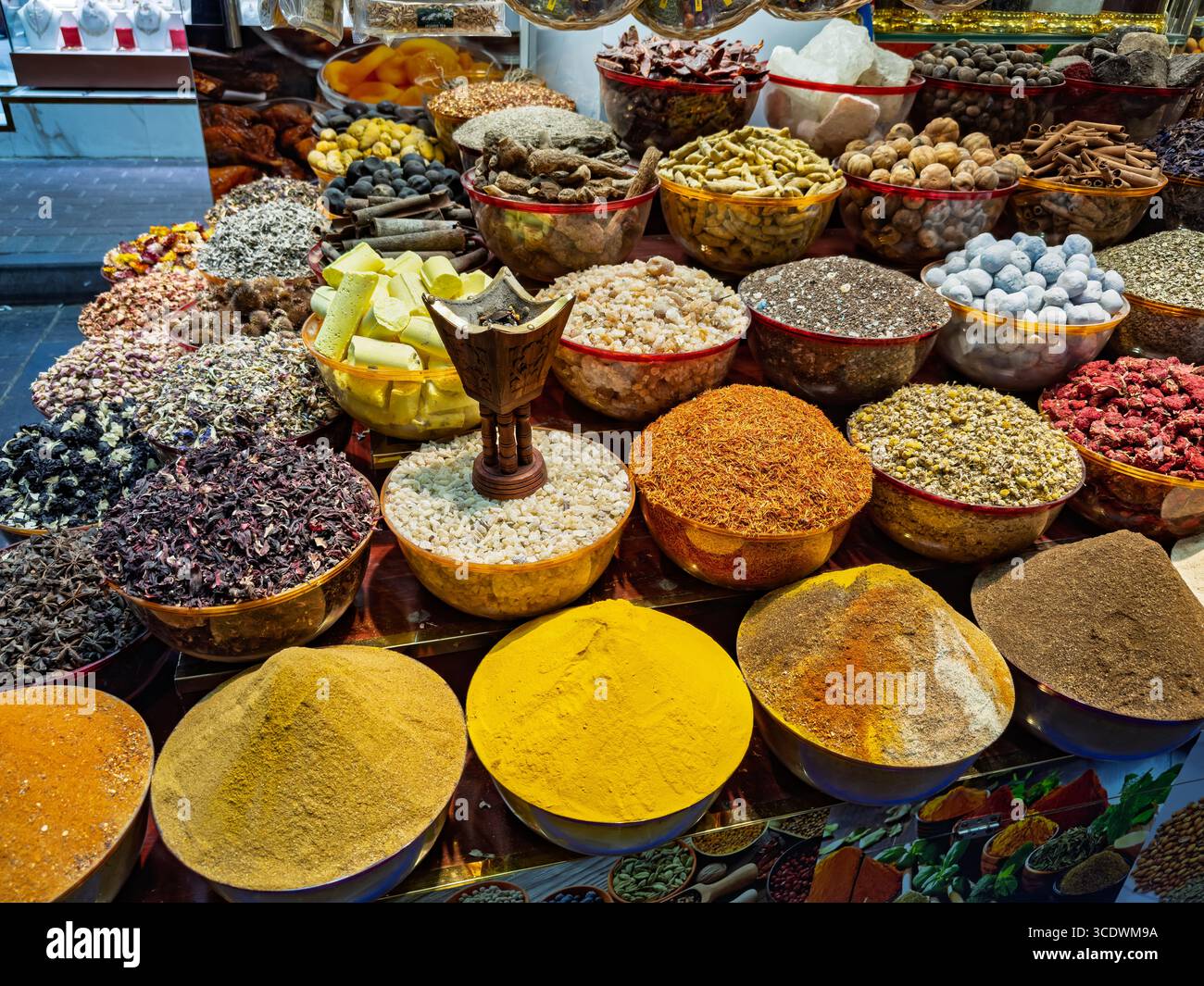 Eine Vielfalt an Gewürzen und Kräutern wird in Schüsseln am Gewürzsouk Market Stand gezeigt und zeigt die aromatische Vielfalt der Küche des Nahen Ostens dubai deira Creek VAE Stockfoto