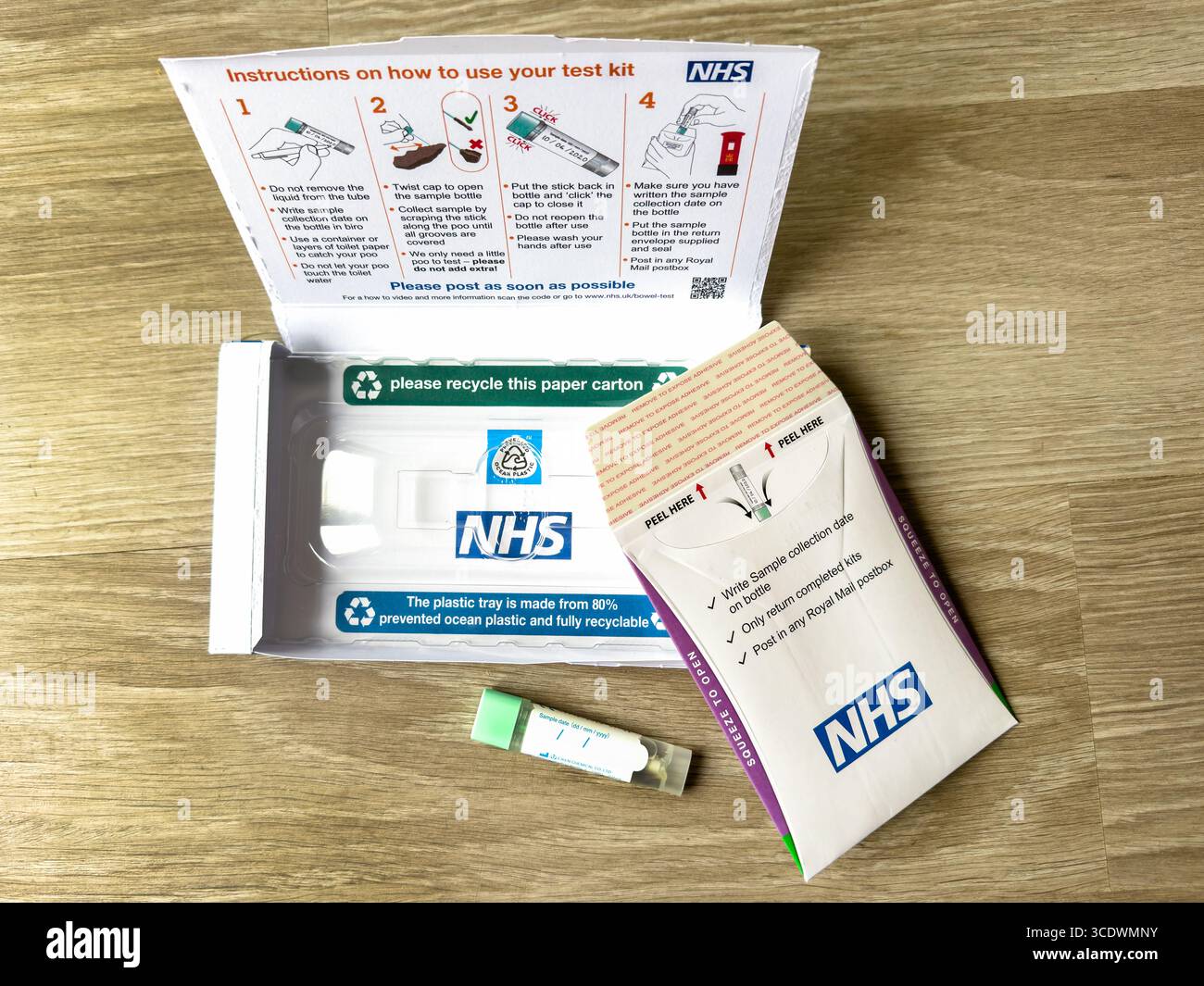 NHS-Selbsttest-Kit für Darmkrebs auf einer Holzoberfläche einschließlich Anweisungen und Screening-Testkomponenten für eine einfache und sichere Verwendung zu Hause Stockfoto
