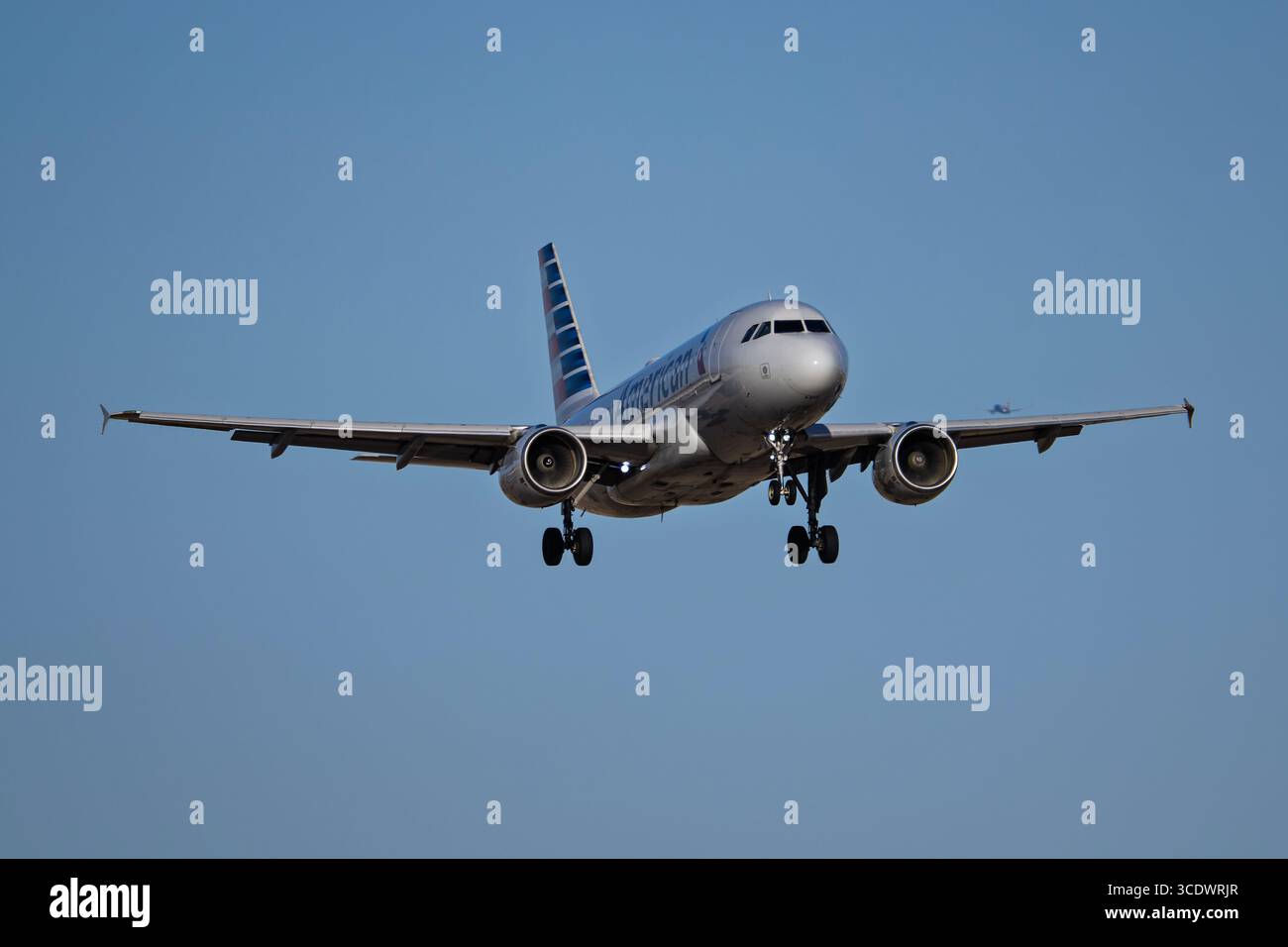 Sky Harbor Airport 7-26-2025 Phoenix AZ USA American Airlines Airbus A319 N703UW Sonnenuntergang Ankunft auf der Piste 26 am Phoenix Sky Harbor Intl. Flughafen. Stockfoto