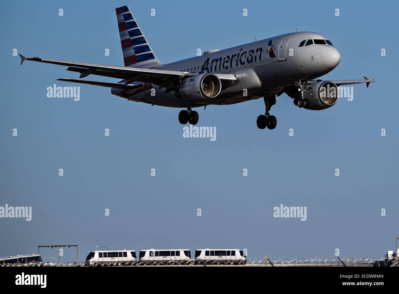 Sky Harbor Airport 7-26-2025 Phoenix AZ USA American Airlines Airbus A319 N703UW Sonnenuntergang Ankunft auf der Piste 26 am Phoenix Sky Harbor Intl. Flughafen. Stockfoto