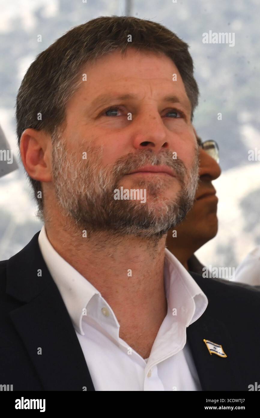 Der israelische rechtsextreme Finanzminister Bezalel Smotrich wartet auf eine Pressekonferenz in der Nähe der Siedlung Ma'ale Adumim, um seinen Plan bekannt zu geben, mehr als 3.000 jüdische Wohneinheiten, Schulen, Gesundheitseinrichtungen und einen Country Club im umstrittenen E1-Siedlungsprojekt im Westjordanland am Donnerstag, den 14. August 2025 zu genehmigen. Foto: Debbie Hill/ Credit: UPI/Alamy Live News Stockfoto