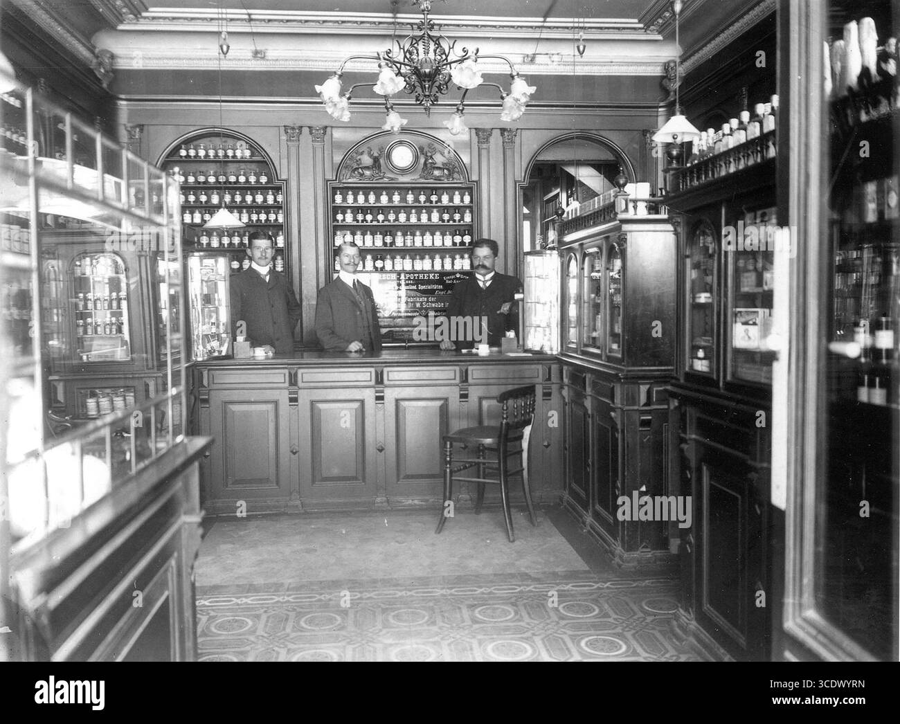Die Hirsch-Apotheke an der Zeil in Frankfurt/Main um die Zeit der Unternehmensgründung. Der Inhaber der Hirsch-Apotheke Dr. Eduard Fresenius (nicht im Bild) baute sein Apothekenlabor 1912 zu einem kleinen Produktionsbetrieb aus Stockfoto