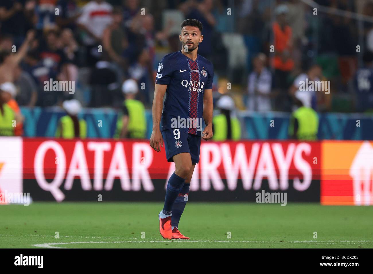 Udine, Italien. August 2025. Goncalo Ramos von PSG sieht sich die Antwort auf dem Bildschirm des Stadions an, nachdem er das Spiel beim Spiel Paris Saint Germain gegen Tottenham Hotspur im Stadio Friuli in Udine mit 2-2 Punkten erreicht hat. Der Bildnachweis sollte lauten: Jonathan Moscrop/Sportimage Credit: Sportimage Ltd/Alamy Live News Stockfoto