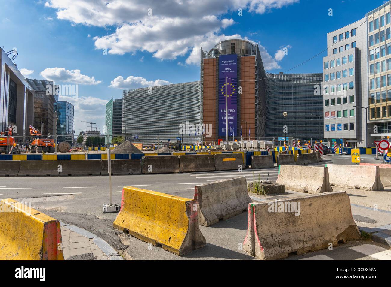 Brüssel, Belgien, 08.10.2025, Panorama vom Rond Point Place, mit EU-Gebäuden, Gebäude des Ministerrats, Baustelle in der europäischen Hauptstadt Stockfoto