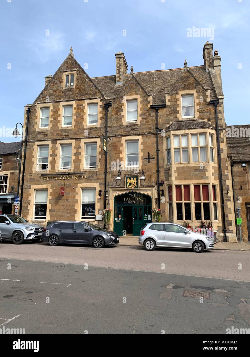 Uppingham Rutland England Northamptonshire A47 Shop Shops Hotel Market Square Geschichte Besuch der Schule private Kinder Lifestyle Stadt Old UK - Smartphone-aufgenommenes Stockfoto