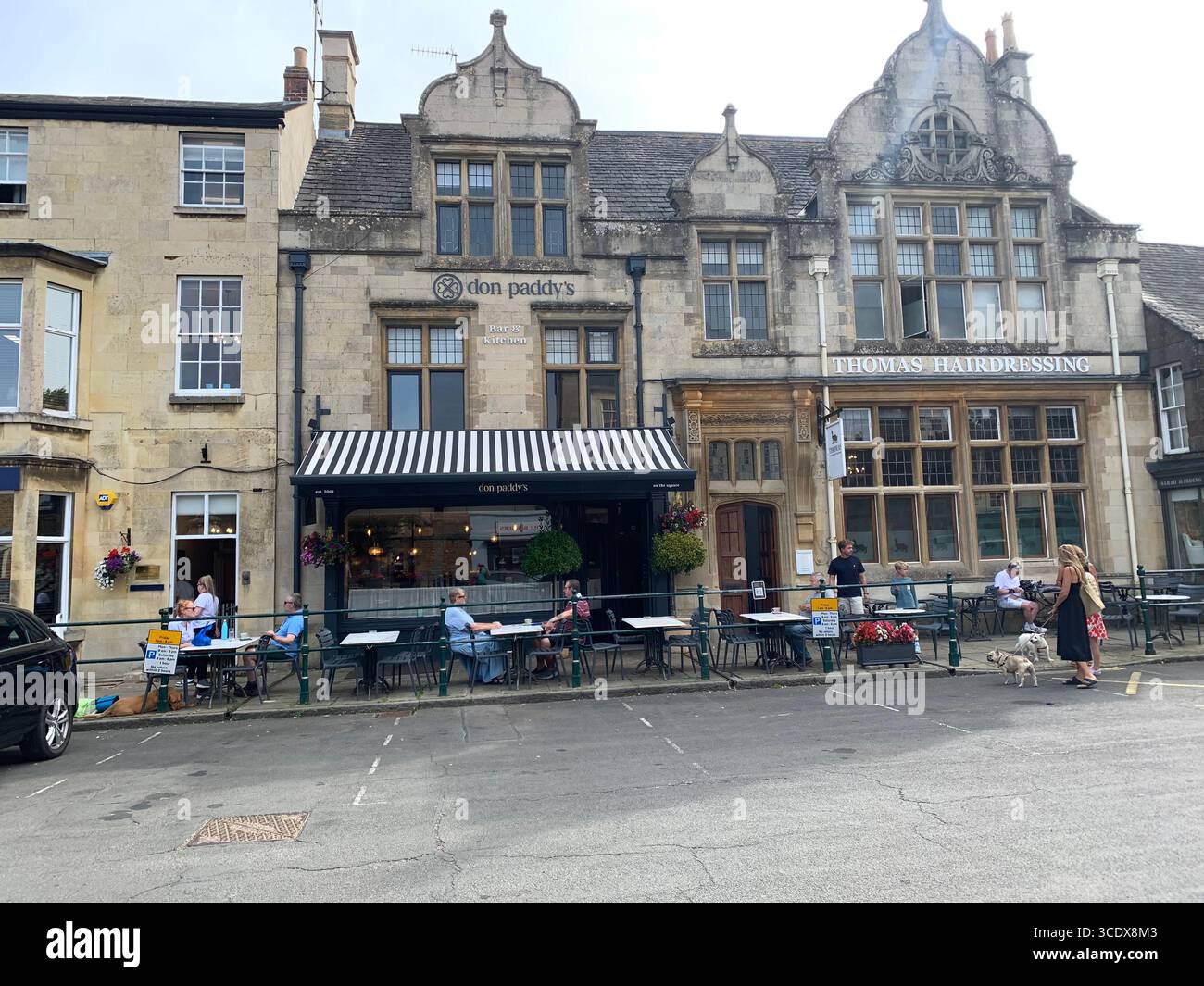 Uppingham Rutland England Northamptonshire A47 Shop Shops Hotel Market Square Geschichte Besuch der Schule private Kinder Lifestyle Stadt Old UK - Smartphone-aufgenommenes Stockfoto