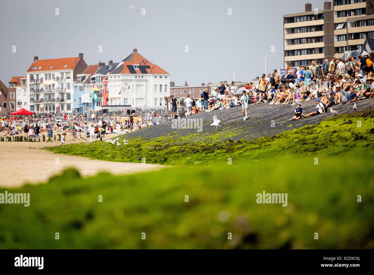 VLISSINGEN - Besucher der Rettungsaktion Zeeland. Die Veranstaltung findet alle zwei Jahre statt, um die breite Öffentlichkeit in die Notfallmaßnahmen von Organisationen wie der Polizei und dem Verteidigungsministerium einzuführen. ANP IRIS VAN DEN BROEK niederlande aus - belgien aus Stockfoto