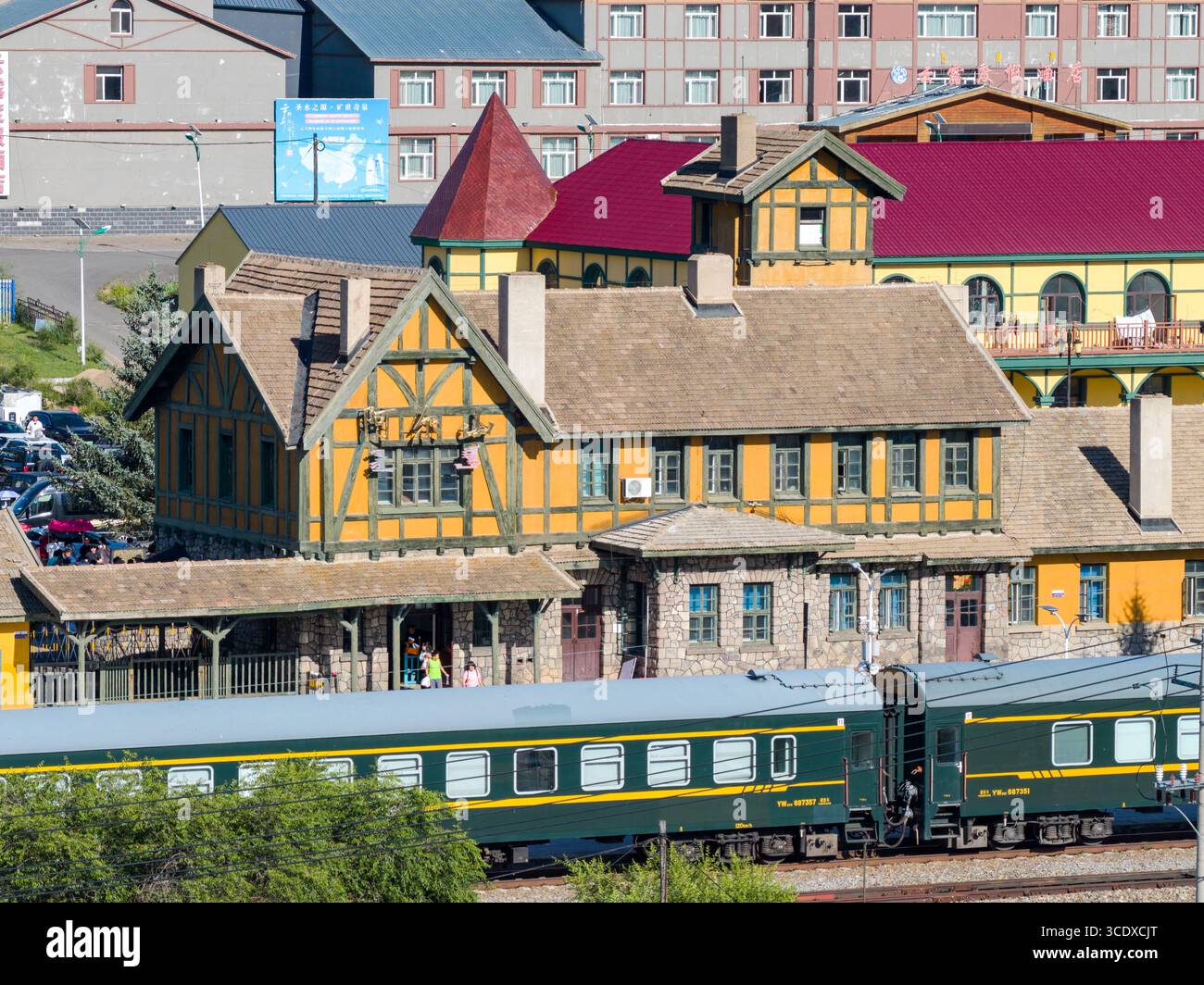 Hohhot. Juli 2025. Ein Drohnenfoto vom 27. Juli 2025 zeigt einen Zug, der den Bahnhof von Arxan verlässt, der nordchinesischen Autonomen Region Innere Mongolei. Arxan, eine Stadt mit weniger als 40.000 Einwohnern und einer Vegetationsfläche von über 95 Prozent, liegt am südwestlichen Fuß des Dahinggan-Gebirges, dem Schnittpunkt von vier großen Graslandschaften in Nordchina. Heute ist es ein immer beliebter werdendes Reiseziel. Quelle: Ma Jinrui/Xinhua/Alamy Live News Stockfoto