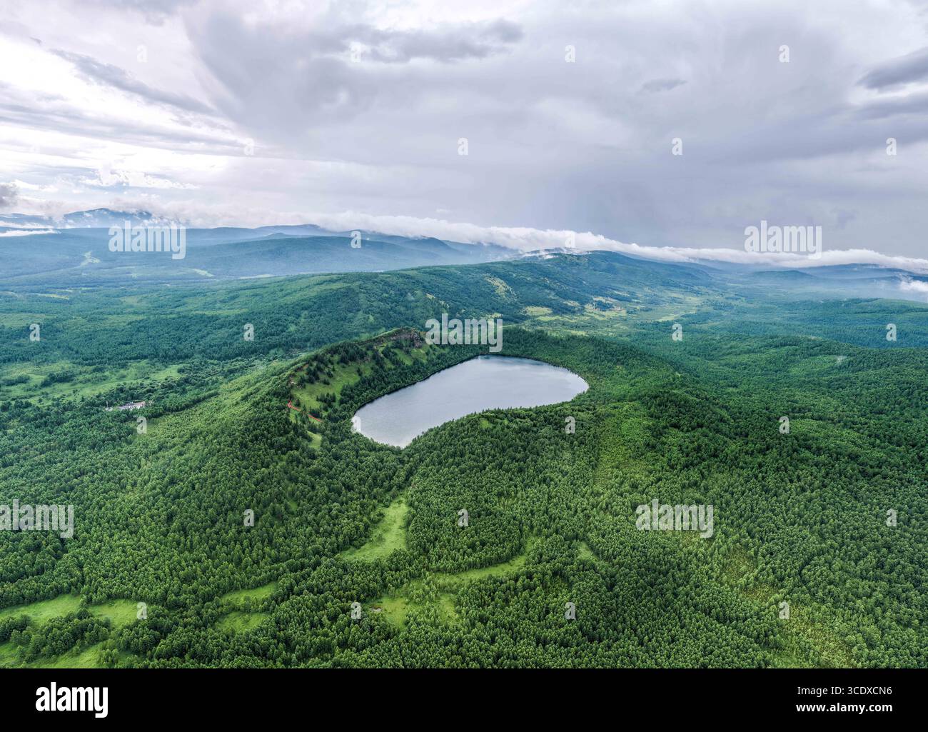 (250814) -- HOHHOT, 14. August 2025 (Xinhua) -- dieses genähte Luftdrohnenfoto vom 28. Juli 2025 zeigt den Tuofengling Tianchi (himmlischer See) im Arxan Nationalpark in Arxan, Nordchinas autonomer Region Innere Mongolei. Arxan, eine Stadt mit weniger als 40.000 Einwohnern und einer Vegetationsfläche von über 95 Prozent, liegt am südwestlichen Fuß des Dahinggan-Gebirges, dem Schnittpunkt von vier großen Graslandschaften in Nordchina. Heute ist es ein immer beliebter werdendes Reiseziel. (Xinhua/Ma Jinrui) Stockfoto