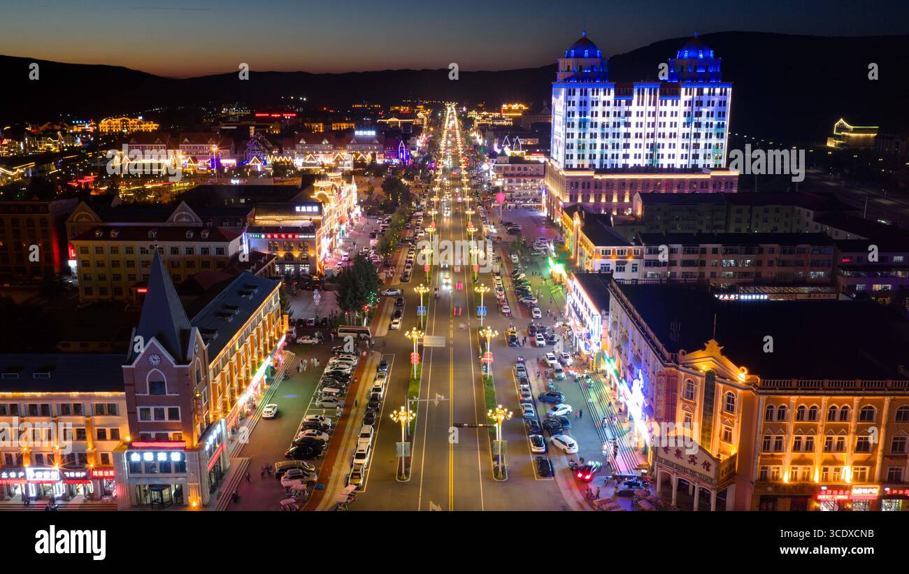 Hohhot. Juli 2025. Ein Luftbild der Drohne, aufgenommen am 27. Juli 2025, zeigt eine Nachtaufnahme in Arxan, der autonomen Region Innere Mongolei im Norden Chinas. Arxan, eine Stadt mit weniger als 40.000 Einwohnern und einer Vegetationsfläche von über 95 Prozent, liegt am südwestlichen Fuß des Dahinggan-Gebirges, dem Schnittpunkt von vier großen Graslandschaften in Nordchina. Heute ist es ein immer beliebter werdendes Reiseziel. Quelle: Ma Jinrui/Xinhua/Alamy Live News Stockfoto