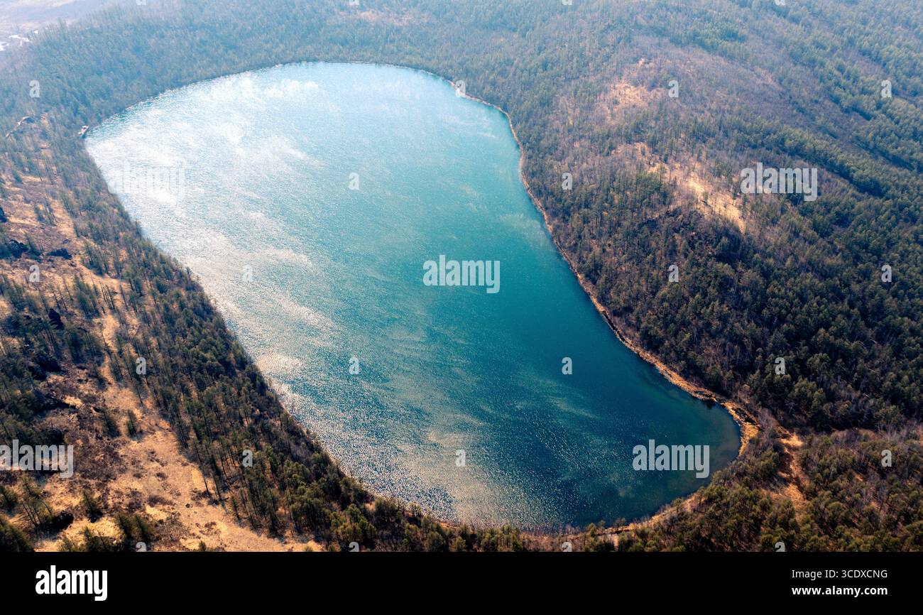 Hohhot. Mai 2025. Eine Luftdrohne, die am 20. Mai 2025 aufgenommen wurde, zeigt den Tuofengling Tianchi (himmlischer See) im Arxan National Forest Park in Arxan, der autonomen Region der Inneren Mongolei im Norden Chinas. Arxan, eine Stadt mit weniger als 40.000 Einwohnern und einer Vegetationsfläche von über 95 Prozent, liegt am südwestlichen Fuß des Dahinggan-Gebirges, dem Schnittpunkt von vier großen Graslandschaften in Nordchina. Heute ist es ein immer beliebter werdendes Reiseziel. Quelle: Ma Jinrui/Xinhua/Alamy Live News Stockfoto