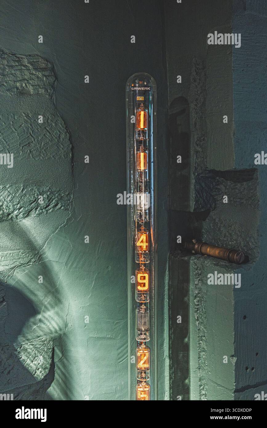 Die Urwerk Space-Time Blade, eine futuristische Nixie-Röhrenuhr, die Urwerks unverkennbare Mischung aus avantgardistischem Design und Präzisionstechnik zeigt. Stockfoto