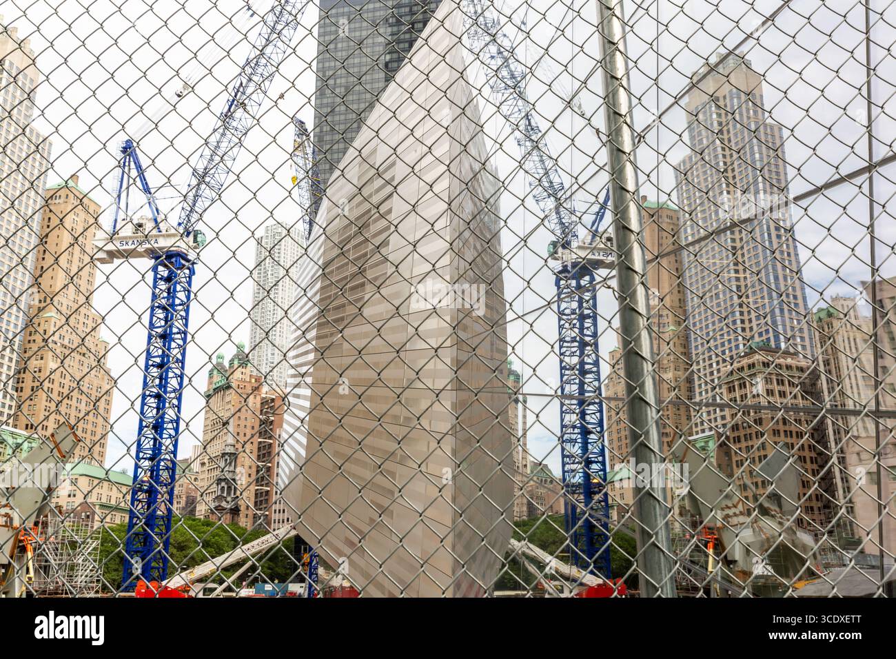 Baustelle rund um das World Financial Center durch Reflexionen gesehen Stockfoto