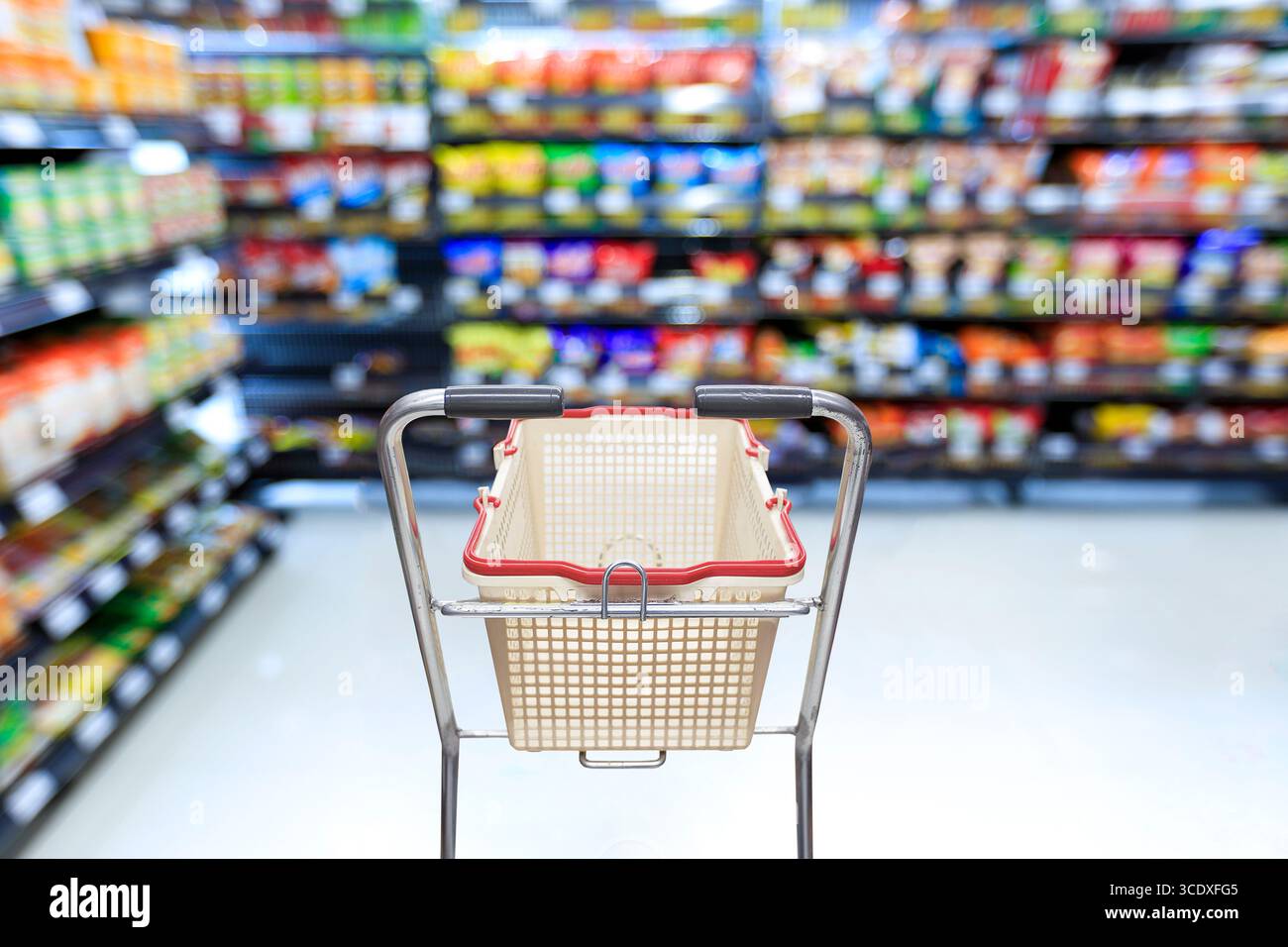 Supermarkt Interieur, leeren roten Warenkorb. Stockfoto
