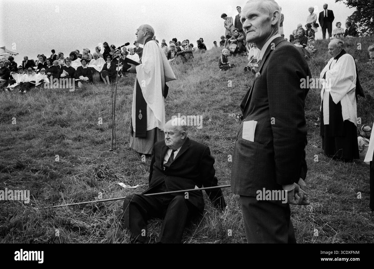 Eyam Pest Sunday Memorial Service feiert die Dorfbewohner von Eyam, deren selbstauferlegte Ausgangssperre für das Leben in dem Dorf abgeschnitten von der Außenwelt verhinderte, dass sich der Schwarze Tod 1665 nach Norden ausbreitete. Der Pestsonntag feiert das Opfer der Dorfbewohner. Eine Prozession führt von der Pfarrkirche St. Lawrence nach Cucklet Delph, wo eine Gedenkfeier stattfindet. Eyam, Derbyshire England 1973 UK 1970s HOMER SYKES Stockfoto